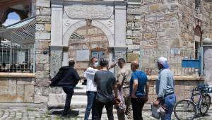 Fethin Yıldönümünde 565 Yıllık Foça Fatih Camii Cuma'yla İbadete Açıldı