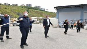 Fırça saplarıyla sosyal mesafeli 1 Mayıs halayı