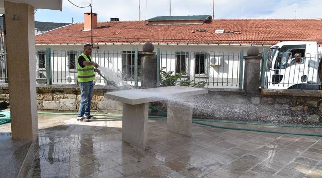 FOÇA CAMİLERİ'NDE TEMİZLİK ÇALIŞMASI