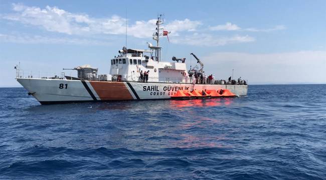 Foça'da Türk kara sularına itilen 72 sığınmacı kurtarıldı.