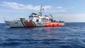 Foça'da Türk kara sularına itilen 72 sığınmacı kurtarıldı.