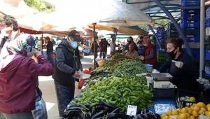 Foça Pazaryerinde Sosyal Mesafeyi Koruma Kuyruğu