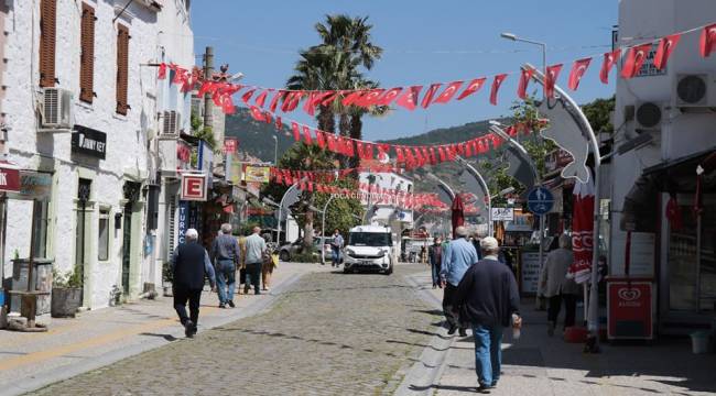 FOÇA SOKAKLARINDA ÇİFTE BAYRAM