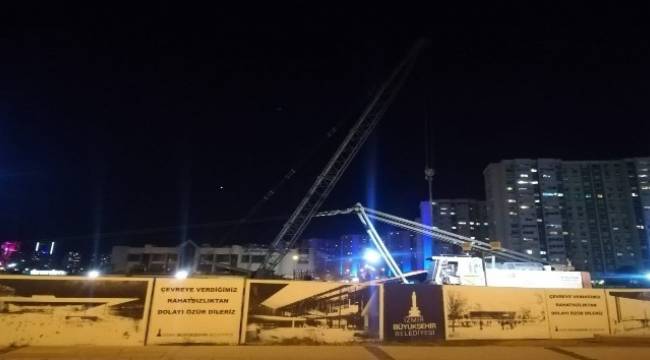 İzmir'de devrilen vincin altında kalan işçi öldü