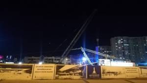 İzmir'de devrilen vincin altında kalan işçi öldü