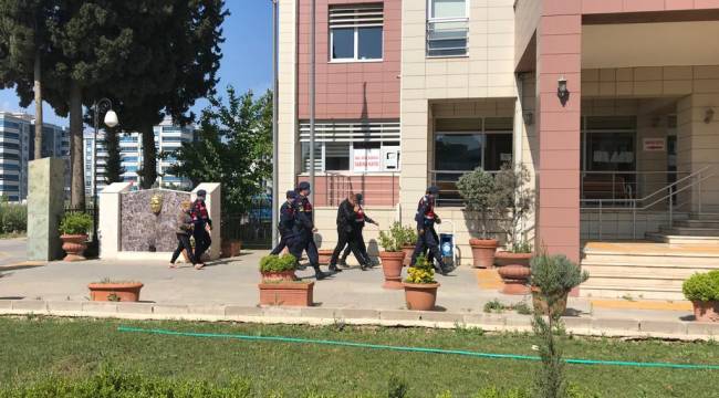 İzmir'de şok olay: Ellerini ayaklarını bağladılar, parasını ve telefonunu gasp ettiler
