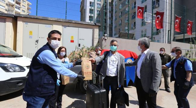 İzmir'deki yurtta karantina süresi tamamlananlar fidanlarla uğurlandı