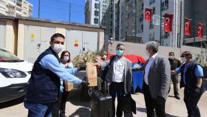 İzmir'deki yurtta karantina süresi tamamlananlar fidanlarla uğurlandı