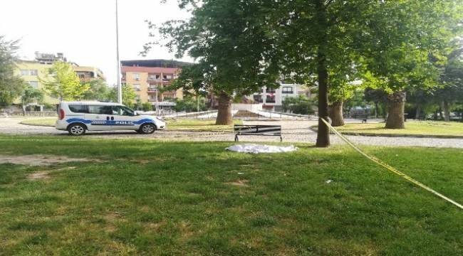 İzmir'in Bornova ilçesinde, bir kişi park içerisinde ölü bulundu.