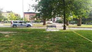 İzmir'in Bornova ilçesinde, bir kişi park içerisinde ölü bulundu.