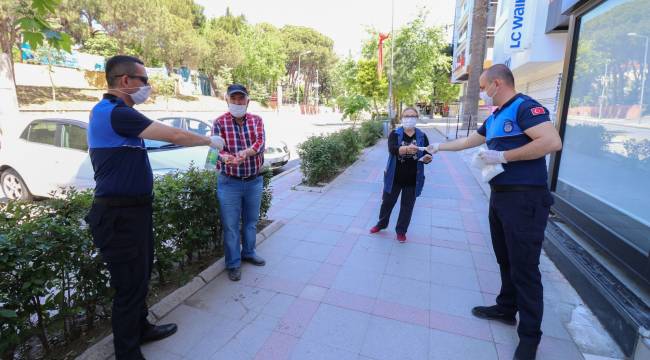 Sokağa çıkan koca çınarların maskesi belediyeden