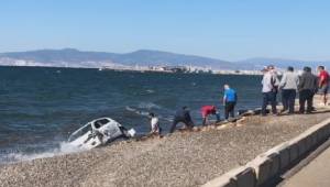 Takla atan otomobil denize düştü: 3 yaralı