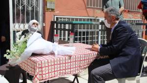 Vali Ayyıldız, 106 yaşındaki Fadime ninenin Anneler Günü'nü kutladı