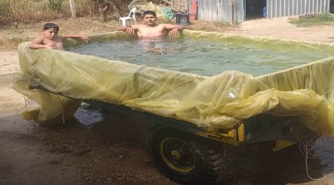 vatandaşlar traktör römorkuna havuz yapıp serinledi