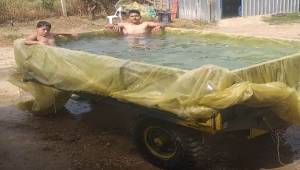 vatandaşlar traktör römorkuna havuz yapıp serinledi