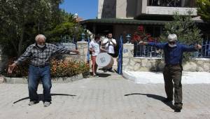 Zeybek de oynadılar, top da