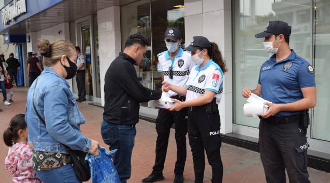 Aliağa'da polis maske dağıttı