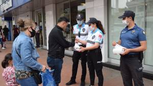 Aliağa'da polis maske dağıttı