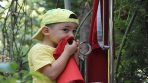 Babalar Günü'nde şehit amcasının kabrinde bulunan bayrağı öptü