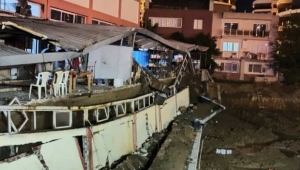  Çiğli'de istinat duvarı çöktü