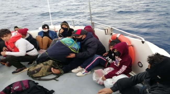 Foça'da 21 sığınmacı kurtarıldı