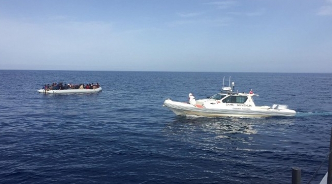 Foça'da 42 sığınmacı kurtarıldı