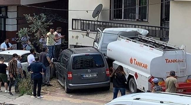 Freni boşalan tanker apartmana çarptı