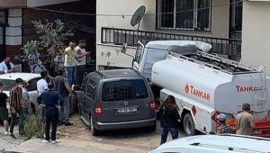 Freni boşalan tanker apartmana çarptı