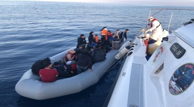 İzmir açıklarında sürüklenen bottan 37 sığınmacı kurtarıldı