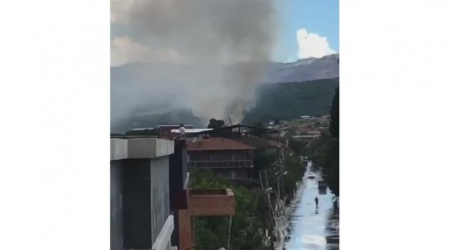 İzmir'de okulun çatısına yıldırım düştü
