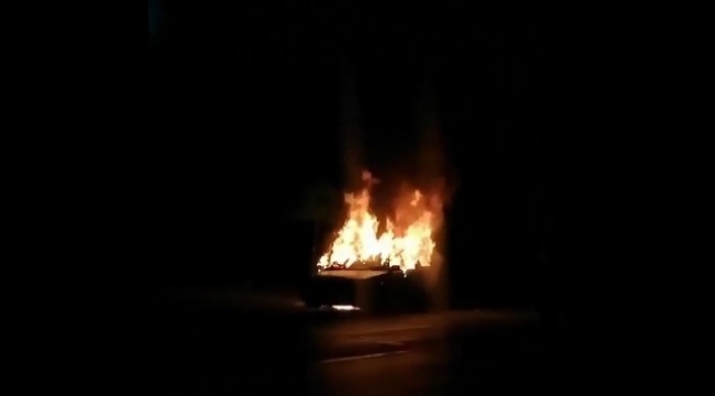 İzmir'de park halindeki araç yanarak küle döndü