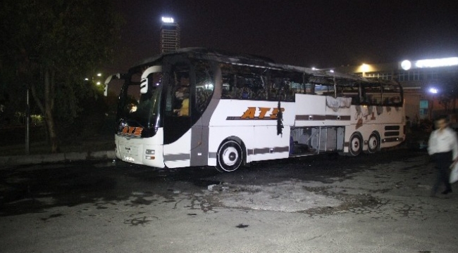 İzmir'de park halindeki yolcu otobüsü alev alev yandı