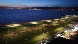 İzmirliler Kordon'a akın etti, kalabalık korkuttu