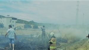 Foça'da kaynaktan sıçrayan kıvılcım 5 Dönüm tarlayı yaktı