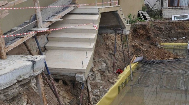 Menemen'de sağanak yağış sonrası 2 apartmanın girişinde çökme meydana geldi