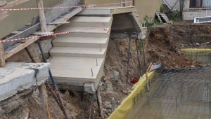 Menemen'de sağanak yağış sonrası 2 apartmanın girişinde çökme meydana geldi