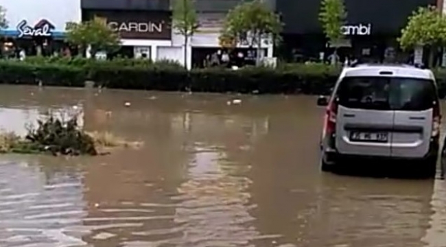 Sağanak yağış, dakikalar içerisinde İzmir'de hayatı felç etti