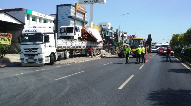 Üst geçidin yüksekliğini hesaplayamadı, trafiği felç etti