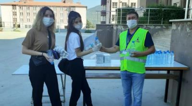 YKS'de ter dökecek öğrencilere su ve maske desteği