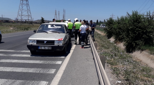 Aliağa'da aynı yönde giden araç çarpıştı :2 yaralı