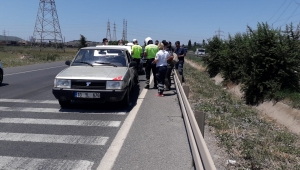 Aliağa'da aynı yönde giden araç çarpıştı :2 yaralı