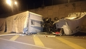 Bariyerleri aşan TIR alt yola uçtu