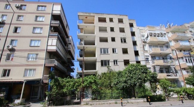 Bayraklı'da yan yatan bina onayın ardından yıkılacak