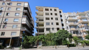 Bayraklı'da yan yatan bina onayın ardından yıkılacak