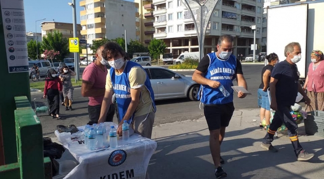 Aliağa Emek ve Demokrasi Platformu "Tazminatıma Dokunma "standı. 