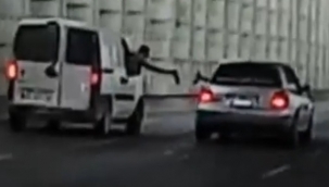 İzmir'de akan trafikte içki şişesi tokuşturdular