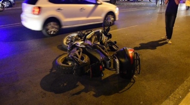 İzmir'de trafik kazası: 1'i polis 2 yaralı