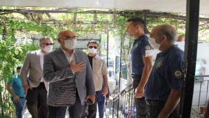 İzmir Valisi Köşger, polislerle bayramlaştı