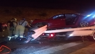 Otomobil bariyere ok gibi saplandı: 1 ölü
