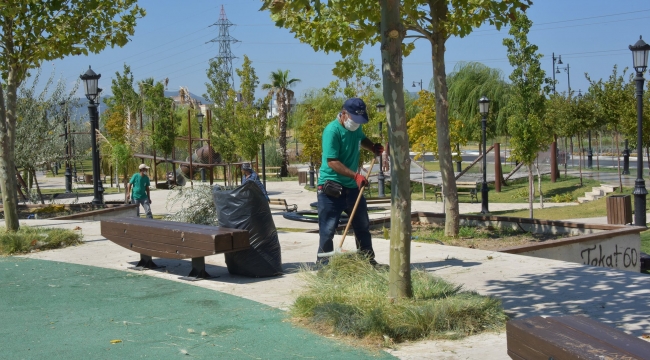 Aliağa Belediyesi Park Ve Okul Bahçelerinin Bakımını Yapıyor